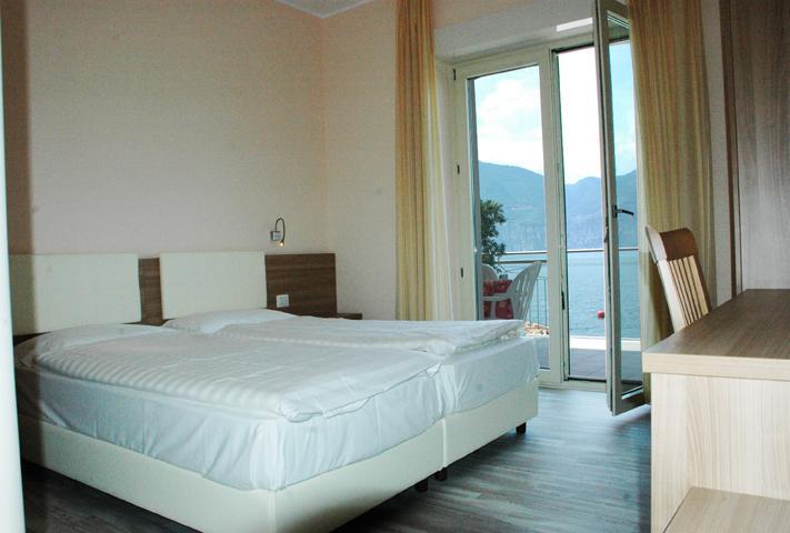 Hotel Garni Vela D'Oro Бренцоне сул Гарда Екстериор снимка