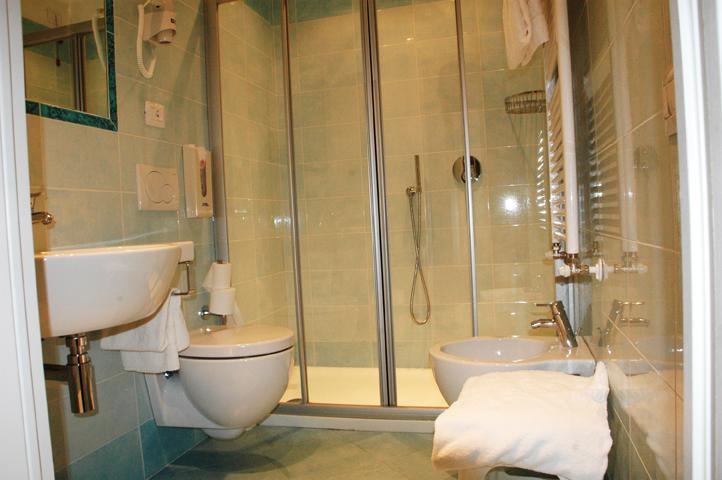 Hotel Garni Vela D'Oro Бренцоне сул Гарда Екстериор снимка