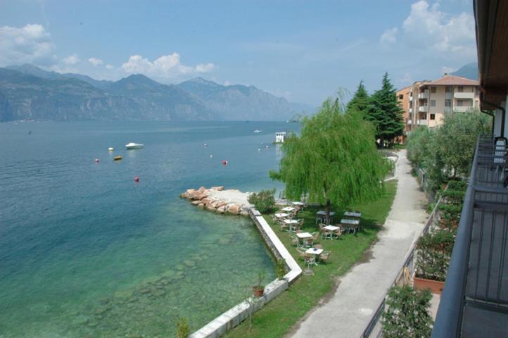 Hotel Garni Vela D'Oro Бренцоне сул Гарда Екстериор снимка